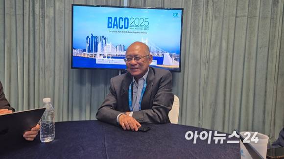 통 주 교수가 기조강연 이후 BACO-25 프레스룸에서 인터뷰를 하고 있다. [사진=정종오 기자]