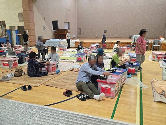 더본코리아가 이재민 임시거주시설에 도시락을 지원하고 있다 [사진=예산군]