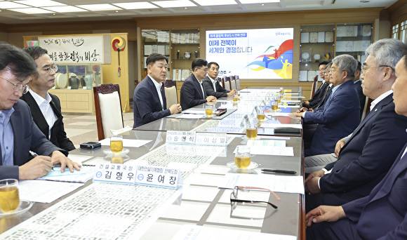 김관영 지사 주재로 지역 건설업체 참여 유도를 위한 지구단위계획 수립지침 제정과 관련, 간담회가 열리고 있다. [사진=전북자치도 ]