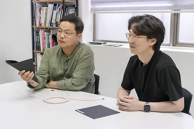 민경령 스페이스앤빈 대표(좌)가 스쿠텀S 소재를 직접 소개 중이다. 얇고 가볍고 유연하므로 다양한 방식으로 적용할 수 있다 / 출처=IT동아