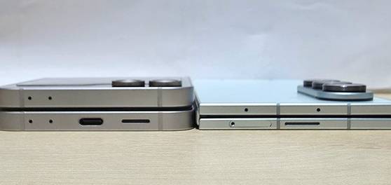 지난해 출시한 ‘갤럭시 Z 플립6(왼쪽)’와 Z 폴드 7의 두께 비교. 이가람 기자