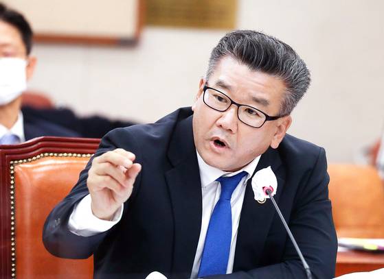 유병호 감사원 사무총장이 감사원에 대한 국정감사에서 의원들의 질의에 답하고 있다. 그는 국감장에서 공손하지 못한 태도로 인해 의원들의 집중적인 비판 대상이었다. 중앙포토