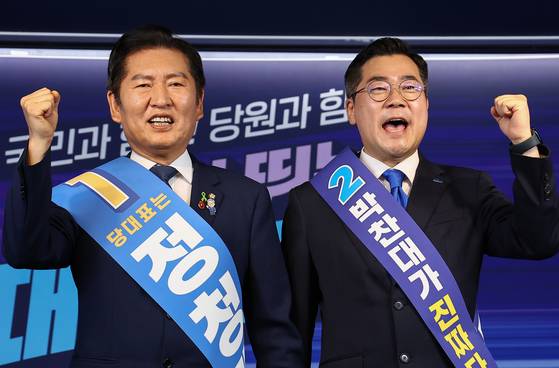 정청래 후보와 박찬대 후보가 19일 서울 여의도 더불어민주당 중앙당사에서 열린 '당대표 및 최고위원 선출을 위한 충청권 합동연설회'에서 기념촬영을 하고 있다. 뉴스1