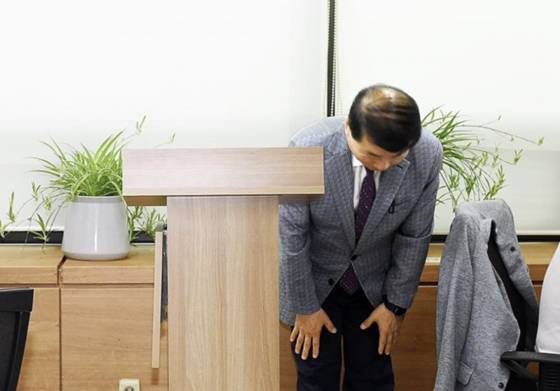 백경현 경기 구리시장이 22일 호우 비상근무 중 야유회에 참석해 적절하지 못한 처신이었다는 비판이 일자 사과하고 있다. 사진 구리시