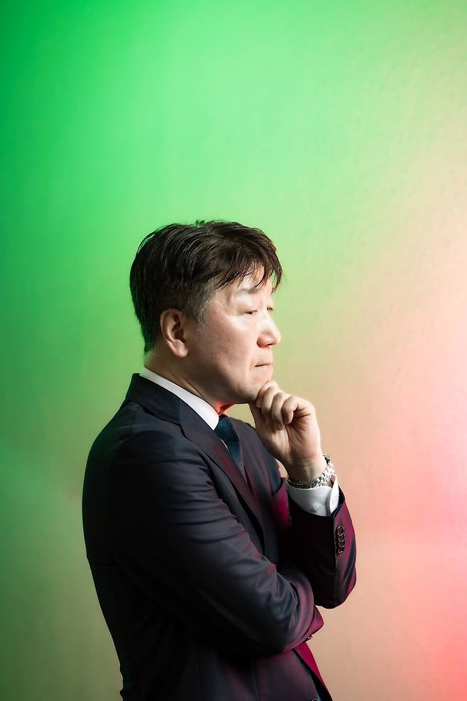 유달승 한국외대 페르시아어·이란학과 교수는 “2025년 미국은 중국을 견제하기 위해 이란과 관계 개선을 원한다”고 짚었다. 유 교수가 지난 7월 8일 월간중앙 인터뷰 도중 생각에 잠겨 있다. 최기웅 기자