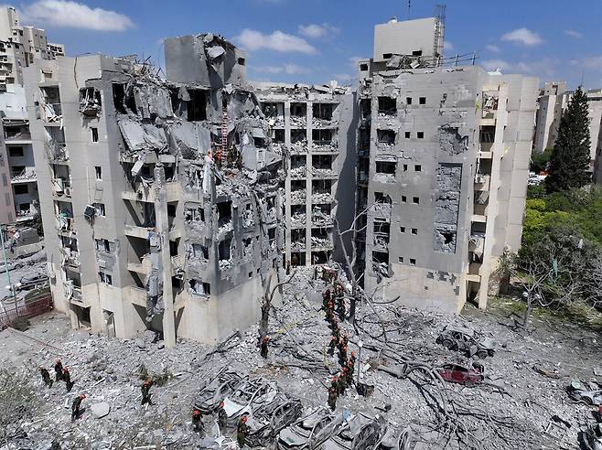 이스라엘은 아이언돔을 가동했으나, 이란 미사일을 전부 막아내기에는 역부족이었다. 지난 6월 24일(현지시간) 이란공습 직후 이스라엘 베르셰바시(市) 모습. [로이터=연합뉴스]