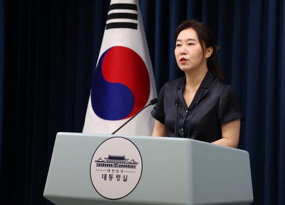 강유정 대통령실 대변인이 22일 오전 서울 용산 대통령실 브리핑룸에서 강준욱 국민통합비서관 자진 사퇴 등 인사 관련 브리핑을 하고 있다. 대통령실사진기자단