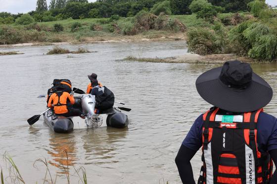 22일 광주 서구 서창동 극락교 인근에서 구조당국이 지난 폭우로 실종된 80대 노인을 찾기 위해 수색 작업을 벌이고 있다. 뉴스1