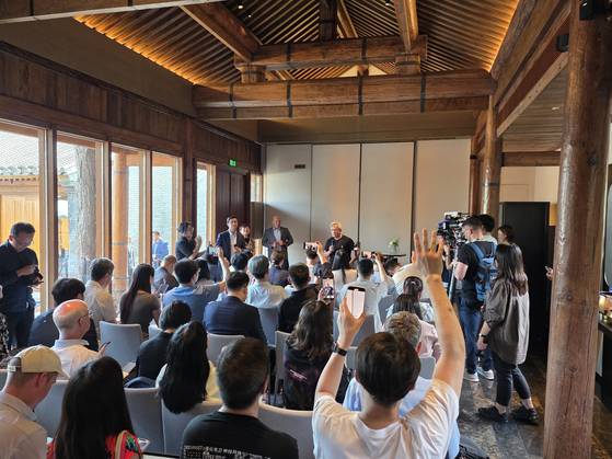 젠슨 황 엔비디아 최고경영자(CEO)가 16일 중국 베이징 만다린 오리엔탈 첸먼 호텔에서 열린 기자회견 중 취재진 질문에 답하고 있다. 이가람 기자