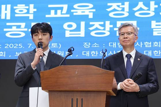 지난 12일 서울 용산구 대한의사협회에서 이선우 대한의과대학·의학전문대학원학생회 비상대책위원장(왼쪽)과 김택우 대한의사협회장이 의과대학 교육 정상화를 위한 공동 성명서를 발표하고 있다. 뉴스1