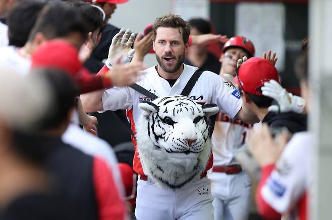 ▲ 지난 20일 NC와의 경기에서 3회 말 동점 투런홈런을 쳐낸 위즈덤 [KIA타이거즈]&nbsp;