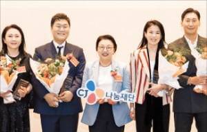 민희경 CJ사회공헌추진단장(가운데)이 김나운·윤경호 배우(왼쪽부터), 류경화 CJ도너스캠프 아카데미 마스터 멘토, 김수호 우수 일반기부자에게 감사패를 전달했다.  CJ나눔재단 제공