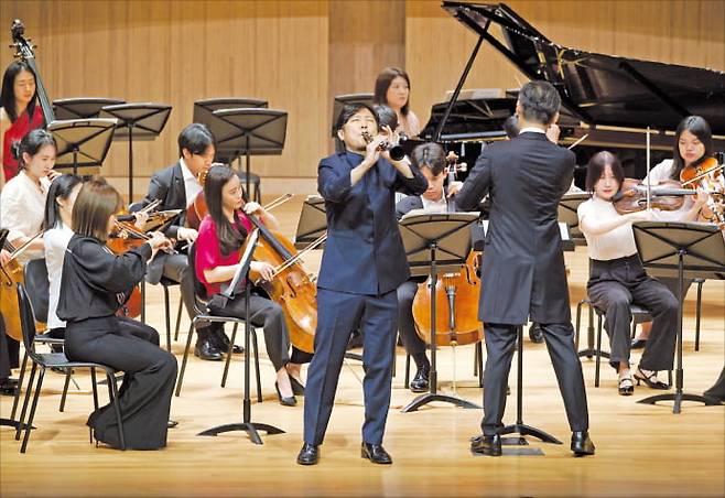 클라리네티스트 채재일(가운데)이 지난 19일 ‘고대의 찬가, 현대의 리듬’ 프리뷰 공연에서 평창페스티벌스트링즈와 협연하고 있다.  부천아트센터 제공