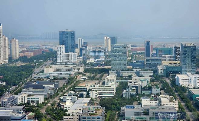 송도국제도시 빌딩 숲 너머로 미개발 지역인 11공구가 보인다. 사진=오세성 한경닷컴 기자