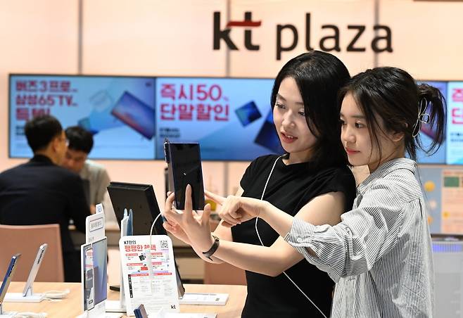 모델이 서울 종로구 KT플라자에서 갤럭시 Z 폴드7·Z 플립7을 체험하고 있다. 사진=KT