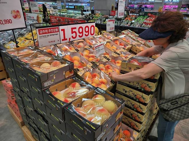 롯데마트 제타플렉스 서울역점 복숭아 매대 / 사진=롯데마트 제공