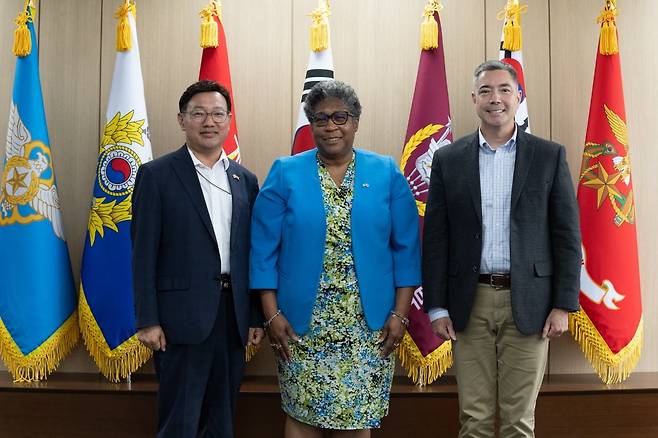 한미 군수협력위원회 회의에 참석한 이갑수 국방부 군수관리관(왼쪽부터) , 리사 스미스 미 국방부 품목지원부 차관보, 프레드릭 크리스트(Frederick L Crist) 주한미군사령부 군수참모부장 육군소장 / 사진=국방부 제공