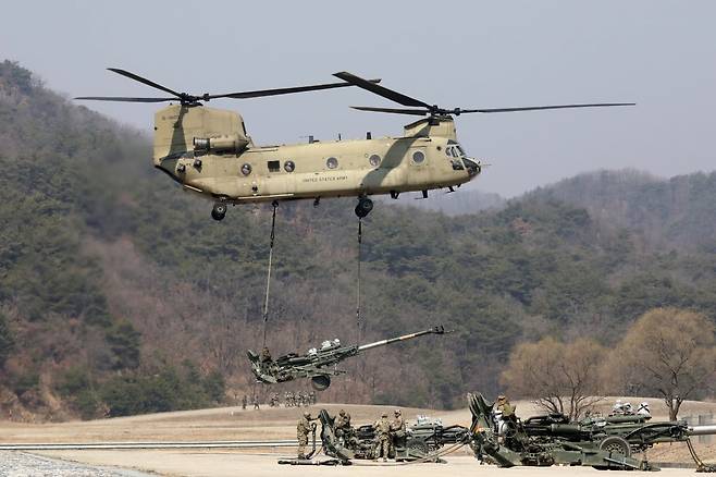 자유의방패(Freedom Shield) 한미 연합훈련에 참가한 보잉 CH-47 치누크 헬리콥터가 M-777 155mm 야포를 야전에 공수하고 있다. /사진=EPA 연합뉴스