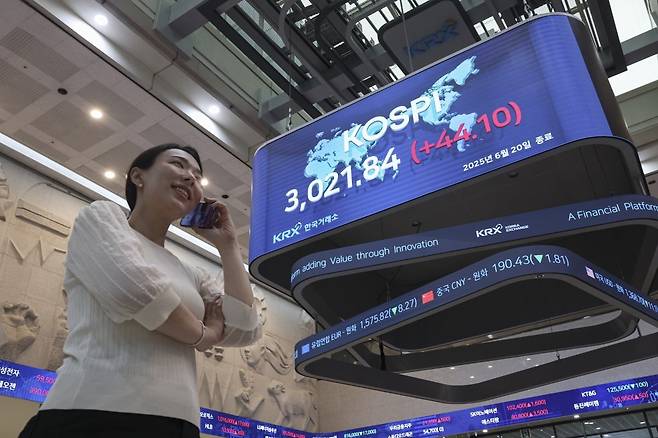 코스피가 3년 5개월 여 만에 장중 3000선을 돌파한 지난 6월 20일 서울 여의도 한국거래소 전광판. 사진=한국경제