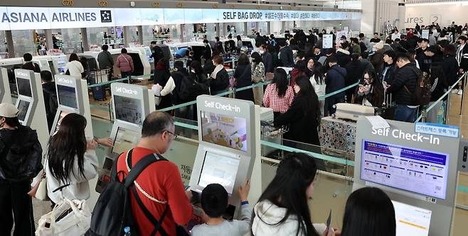 인천국제공항 제1여객터미널 출국장이 승객들로 붐비고 있다.사진=한경 최혁 기자