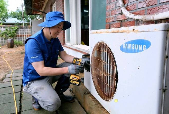 7월 18일 충청남도 예산군 삽교읍에 파견된 삼성전자서비스 수해 복구 특별 점검 서비스팀. 사진=삼성전자