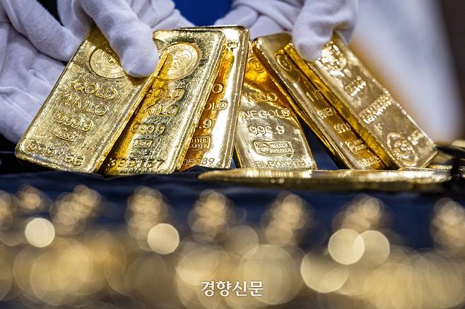 지난 3월5일 오전 인천 중구 인천공항세관 수출입통관청사에서 직원들이 금 밀수품을 공개하고 있다. 이준헌 기자