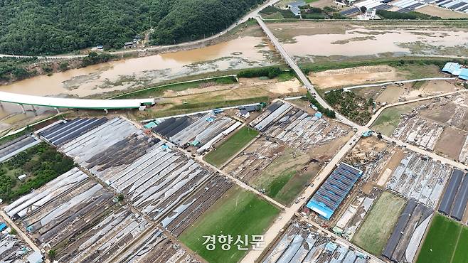 폭우로 큰 피해를 입은 경남 산청군 신안면 청현마을의 농작물 시설이 21일 파손돼 있다. 한수빈 기자