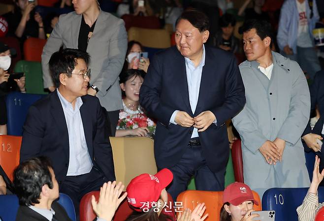 윤석열 전 대통령이 지난 5월 서울 메가박스 동대문에서 한국사 강사 출신 전한길씨와 함께 영화 ‘부정선거, 신의 작품인가’를 관람하고 있다. 사진공동취재단