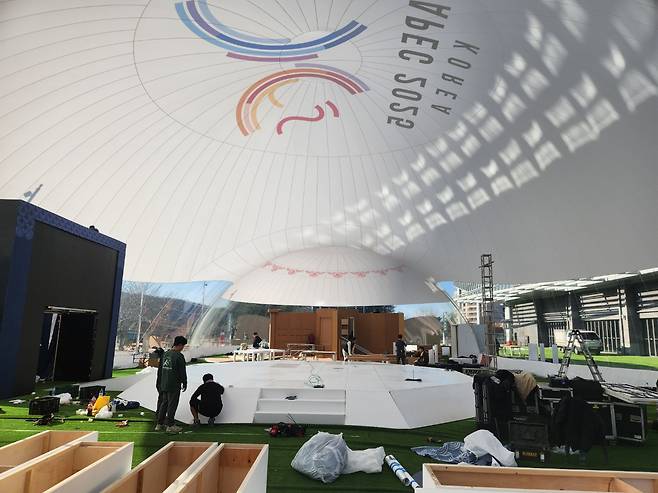 A dome for the Senior Officials’ Meeting of the Asia-Pacific Economic Cooperation summit is being installed at the outdoor exhibition hall of the Gyeongju Hwabaek International Convention Center in Gyeongju, North Gyeongsang, on Feb. 23. [KIM JUNG-SEOK]