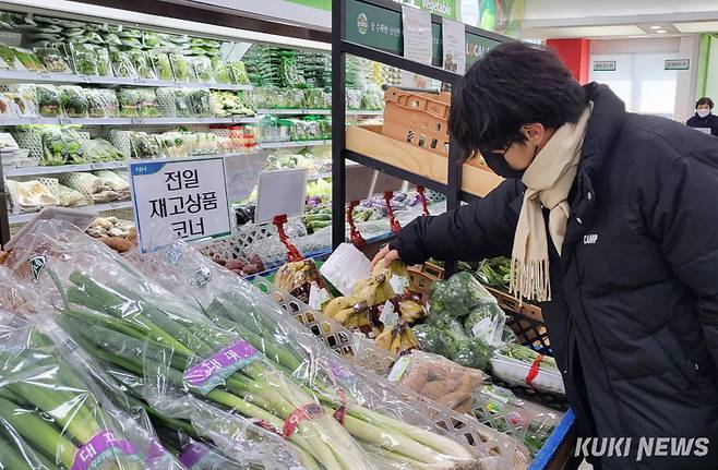 한 시민이 장을 보고 있다. 최은희 기자