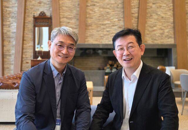 PCK 세계선교사회 공동회장 박원길(왼쪽) 목사와 대표회장 성원용 목사가 지난 17일 강원도 평창 알펜시아리조트에서 은퇴선교준비위원회 설립 구상을 밝히고 있다.