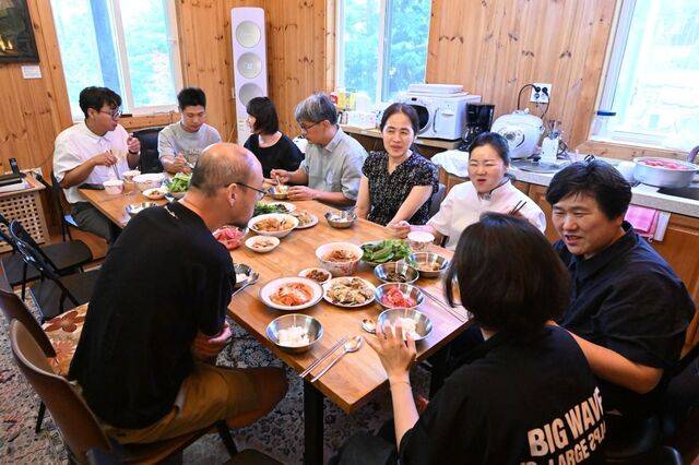아둘람의 집 환대의 공간에서 식사를 나누는 사람들. 양평=신석현 포토그래퍼