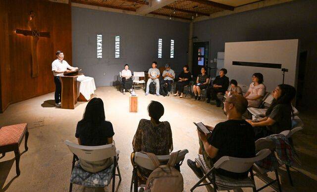 아둘람의 집 독대의 공간에서 성도들이 예배하는 모습. 양평=신석현 포토그래퍼