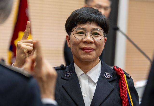 지난해 1월 20일 한국구세군 임관임명식에서 첫 외국인 사관으로 임명받은 소완 메따 신임 사관이 검지를 들어 올리는 구세군 특유의 인사를 하고 있다. 한국구세군 제공