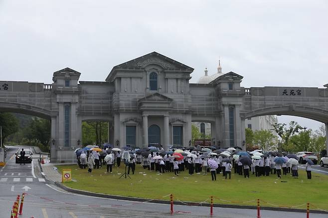 김건희 여사의 각종 의혹들을 수사하는 민중기 특별검사팀이 통일교 시설과 관계자를 대상으로 압수수색에 나선 지난 18일 오전 경기도 가평군 통일교 본부에서 신도들이 집회를 열고 있다. 연합뉴스