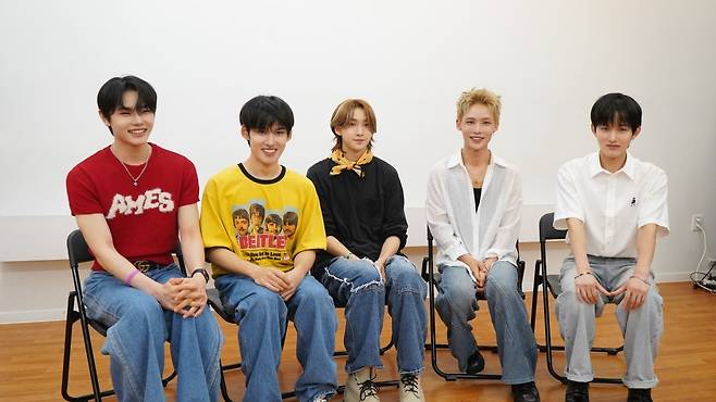 다국적 K팝 보이그룹 유니버스 멤버들이 21일 서울 강남구의 한 연습실에서 국민일보와 인터뷰를 하고 있다. 왼쪽부터 유니버스 멤버 아이토, 네이슨, 케니, 혁, 석이다. 씽잉비틀 제공