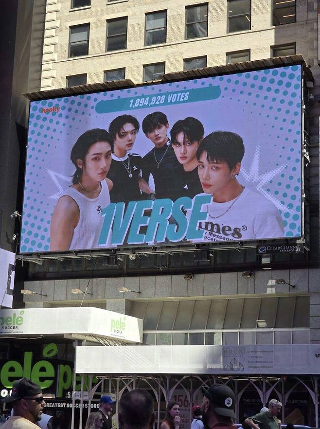 지난 18일 미국 뉴욕 타임스퀘어 대형 전광판에 유니버스의 사진이 띄워져 있다. 씽잉비틀 제공