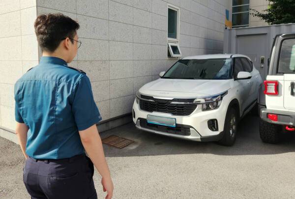 지난 21일 오후 인천 연수경찰서 주차장에 인천 총기 사건 피의자가 범행 도주 등에 사용한 렌터카가 세워져 있다. 황남건기자