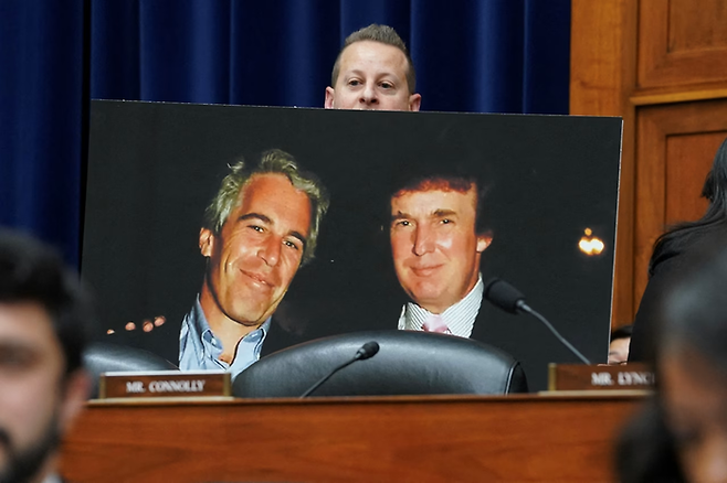 2024년 미 하원에서 한 의원이 도널드 트럼프 대통령(오른쪽)과 제프리 엡스타인이 다정하게 찍은 사진을 공개해 선 보이고 있다. [로이터]