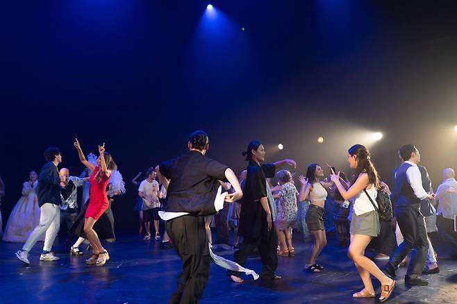 지난 4일 스페인 마드리드에서 공연 '문화를 잇는 몸짓'이 진행된 후 무용수들과  현지 관객들이 무대 위로 올라와 강강술래에 맞춰 함께 춤추고 있다.  한국국제문화교류진흥원