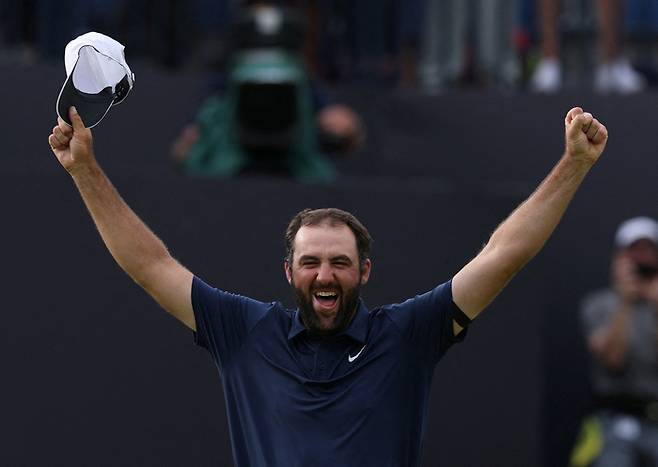 디오픈 정상에 오른 뒤 양손을 번쩍 들며 포효하고 있는 스코티 셰플러. 로이터 연합뉴스