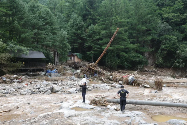 지난 21일 경기도 가평군 조종면 마일리 수해 현장에서 경찰 과학수사대가 현장을 살펴 보고 있는 모습. [사진 출처 = 연합뉴스]