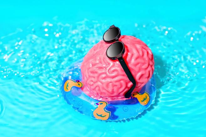 기온변화에 예민한 뇌는 무더운 여름철에 과열되기 쉬운 만큼, 실내 온도를 적정하게 유지하고 자주 수분을 보충해줘야 한다. 
                                                                                           게티이미지뱅크