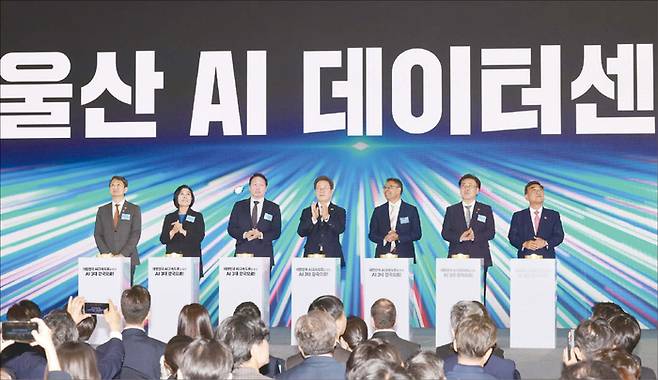 이재명 대통령이 지난 6월 20일 울산전시컨벤션센터에서 열린 ‘대한민국 AI 고속도로, 울산 AI 데이터센터 출범식’에서 참석자들과 함께 기념 세리머니에 참여하고 있다. 왼쪽부터 안덕근 산업통상자원부 장관, 최민희 국회 과학기술정보방송통신위원장, 최태원 SK그룹 회장, 이 대통령, 아마존웹서비스(AWS) 프라사드 칼야나라만 인프라 총괄 대표, 유상임 과학기술정보통신부 장관, 김두겸 울산광역시장. (김호영 기자)