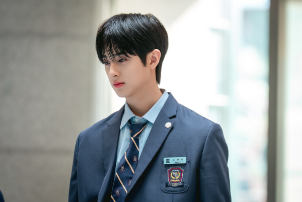 배우 김민규가 ‘청담국제고등학교 2’를 통해 전 세계적 인기를 얻으며 글로벌 대세 배우로 떠올랐다.
