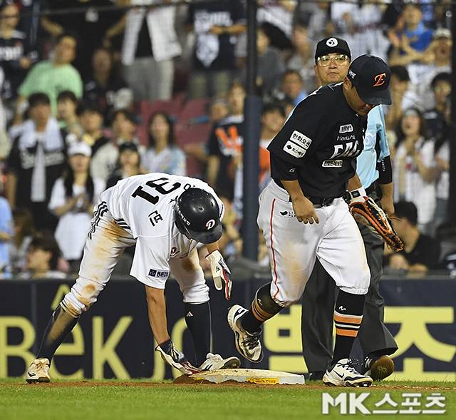 정수빈이 22일 잠실 한화전 8회말 견제사를 당하고 있다. 사진(잠실 서울)=천정환 기자