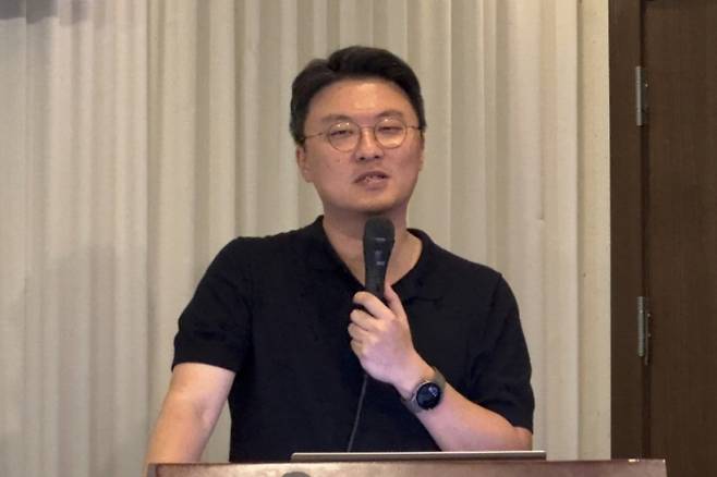 김용희 선문대 경영학과 교수가 21일 서울 종로구 타워8에서 열린 한국케이블TV방송협회 세미나에서 'SO산업 위기분석'을 주제로 강연하고 있다./사진=성시호 기자 shsung@