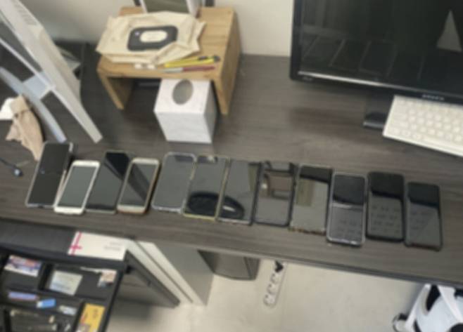 실시간 통화·문자내용 감청 악성프로그램 제작·판매한 일당 사무실에서 발견한 휴대전화/사진=부산경찰청 제공, 뉴스1