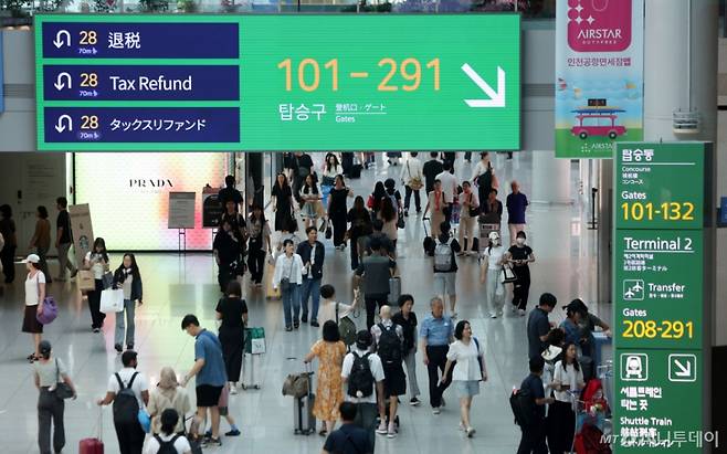 [인천공항=뉴시스] 김선웅 기자 = 22일 인천국제공항 출국장 면세구역에서 여름 휴가철을 맞아 출국하는 여행객들이 오가고 있다.   한편 인천국제공항공사는 올여름 성수기에  387만2천명이 인천공항을 이용할 것으로 예상했으며 8월 1일 23만8천명이 인천공항을 이용해 가장 혼잡할 것으로 전망했다. 2025.07.22. mangusta@newsis.com /사진=김선웅