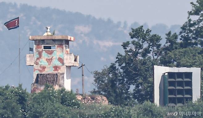 지난 6월12일 경기 파주시 접경지역에서 바라본 북한 측 초소에 인공기가 걸려 있다. / 사진=뉴스1